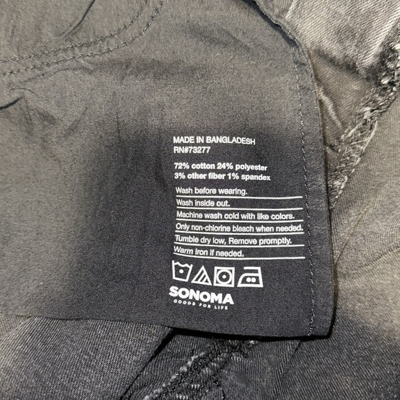 A.  Woman’s plus sized jeans - Picture 4 of 5